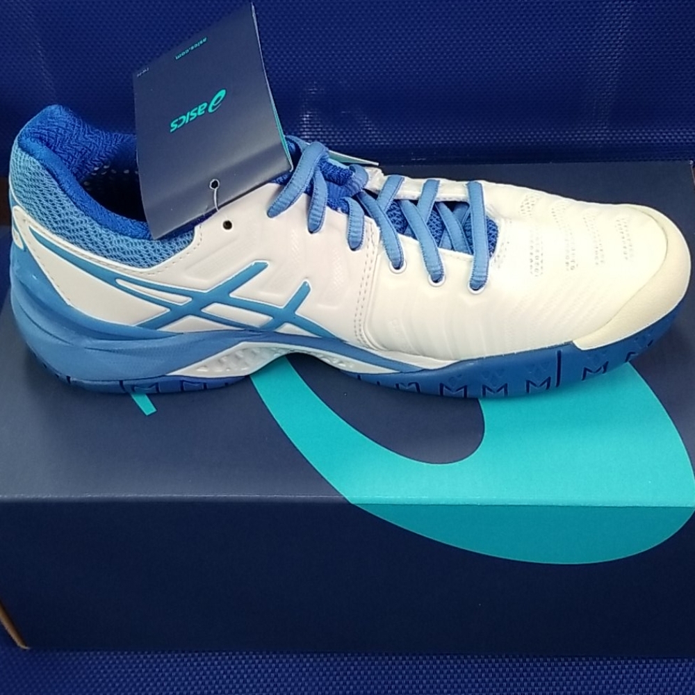 Tennis shoes